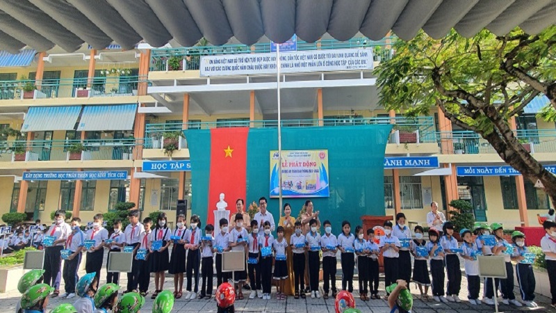 Công ty Xổ số kiến thiết và Phòng CSGT Công an tỉnh trao tặng nón bảo hiểm và tập cho Trường TH Lê Thành Duy