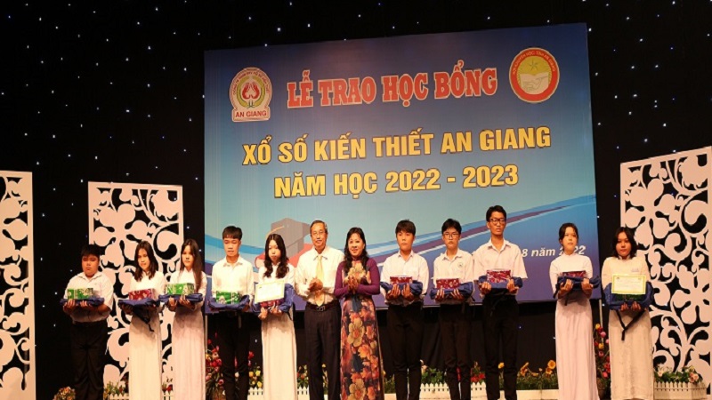 Trao học bổng cho học sinh nghèo hiếu học tỉnh An Giang