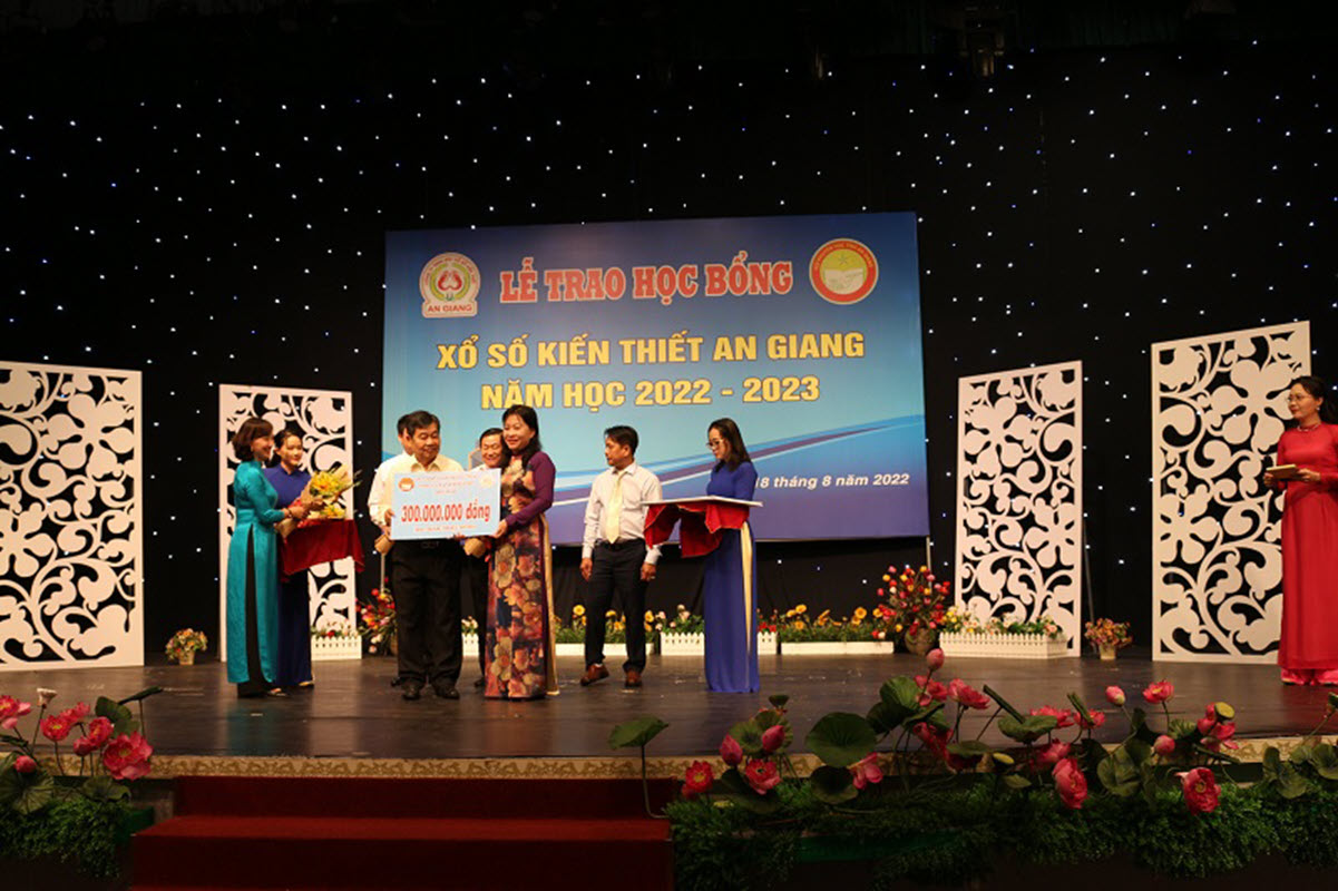 Trao học bổng cho học sinh nghèo hiếu học tại Tỉnh An Giang