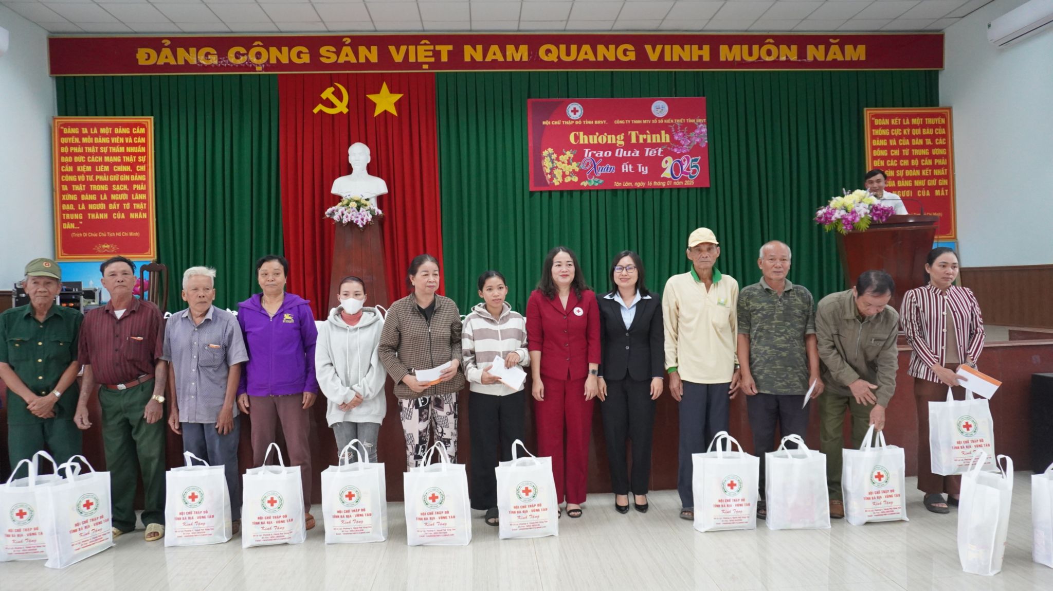 Trao quà Tết Xuyên Mộc 2025