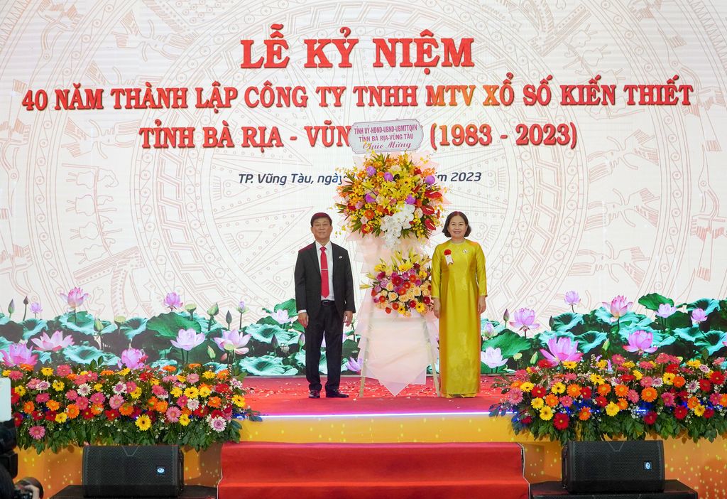 Bà Nguyễn Thị Yến, Phó Bí thư Thường trực Tỉnh ủy, Trưởng Đoàn ĐBQH tỉnh tặng hoa chúc mừng tại lễ kỷ niệm.